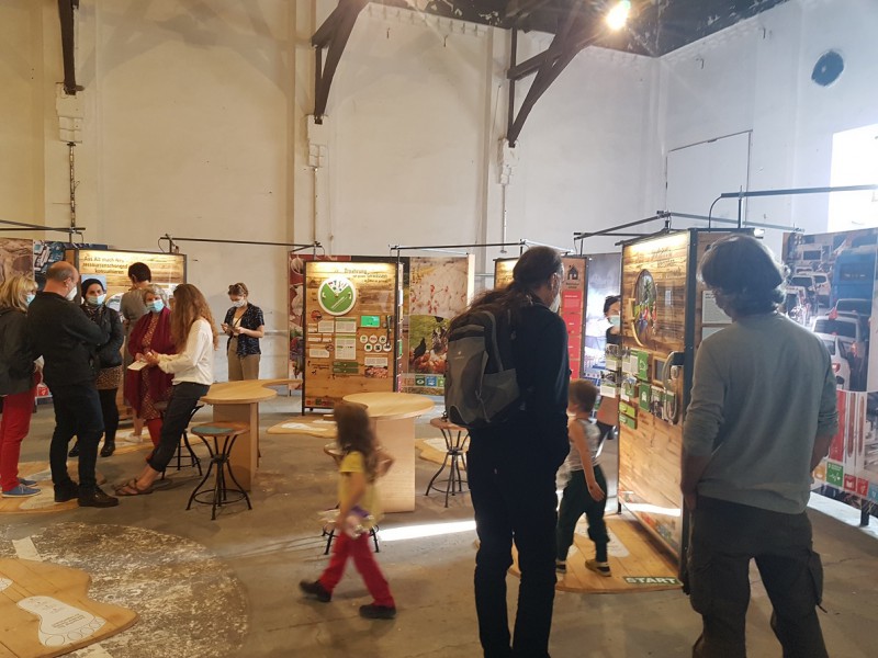 Blick auf die Ausstellung in der alten Turnhalle im Volkspark Halle