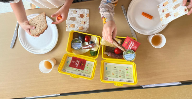 Erstklässler erhalten gesunde Bio-Brotboxen für den Start in den Schultag