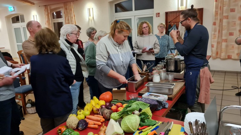 Teilnehmende machen mit